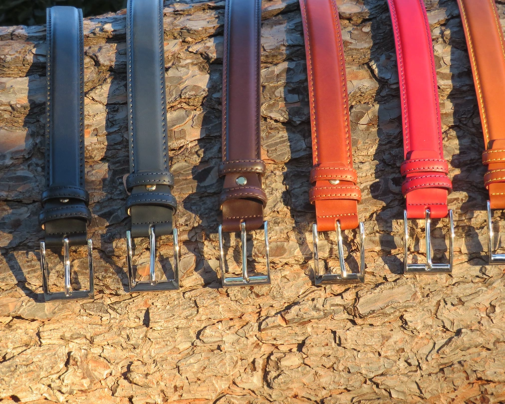 cinture colorate in pelle marcapunto con cuciture contrasto foto still life