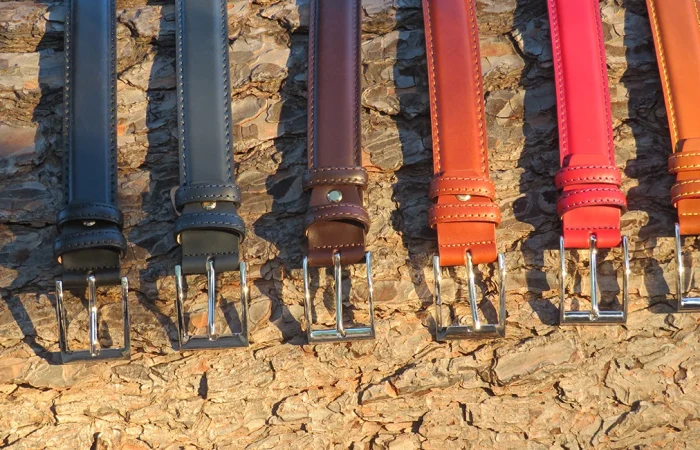 cinture colorate in pelle marcapunto con cuciture contrasto foto still life